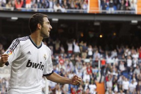 九游体育-窒息防守与变革风波，字母哥上演瑞士军刀式封锁，新规争议撕裂赛场